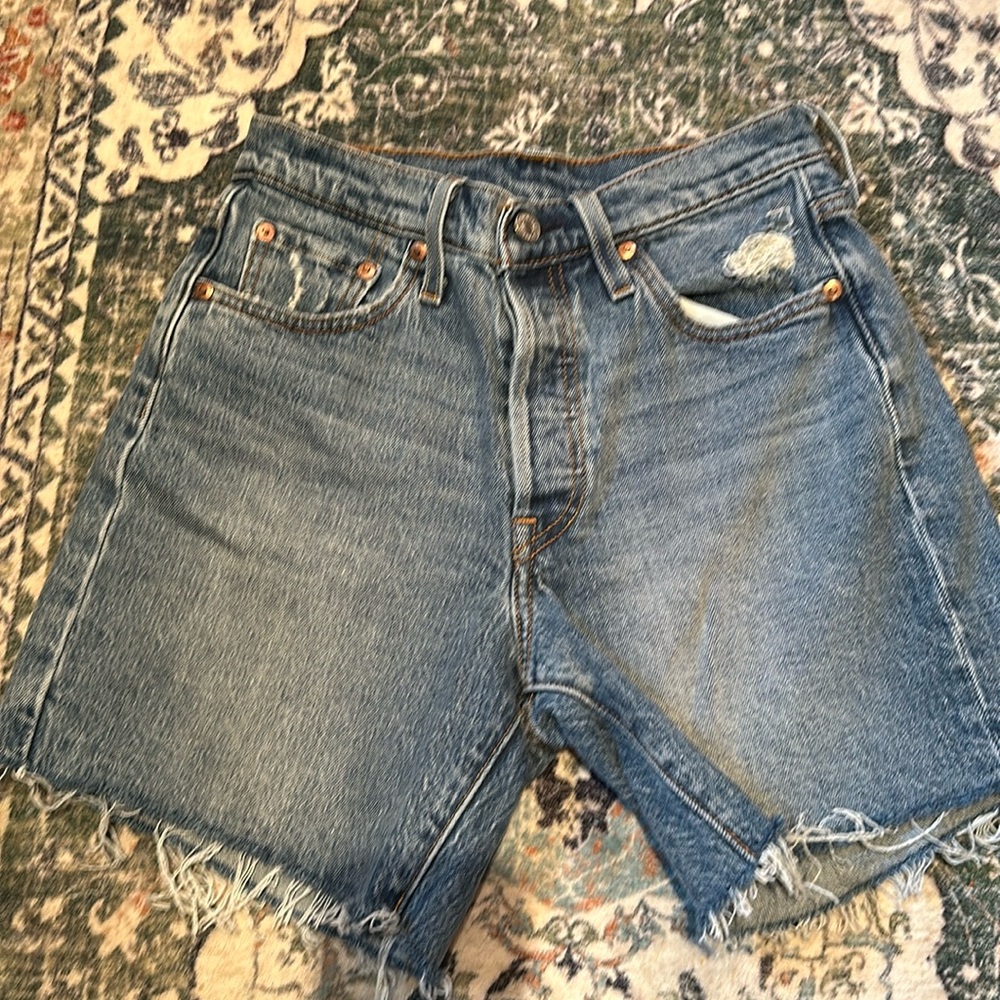 Levi size 25 Jean shorts
